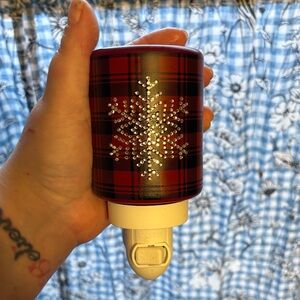 Scentsy Vintage Red and Black Plaid Snowflake Plug-In. NWOT.